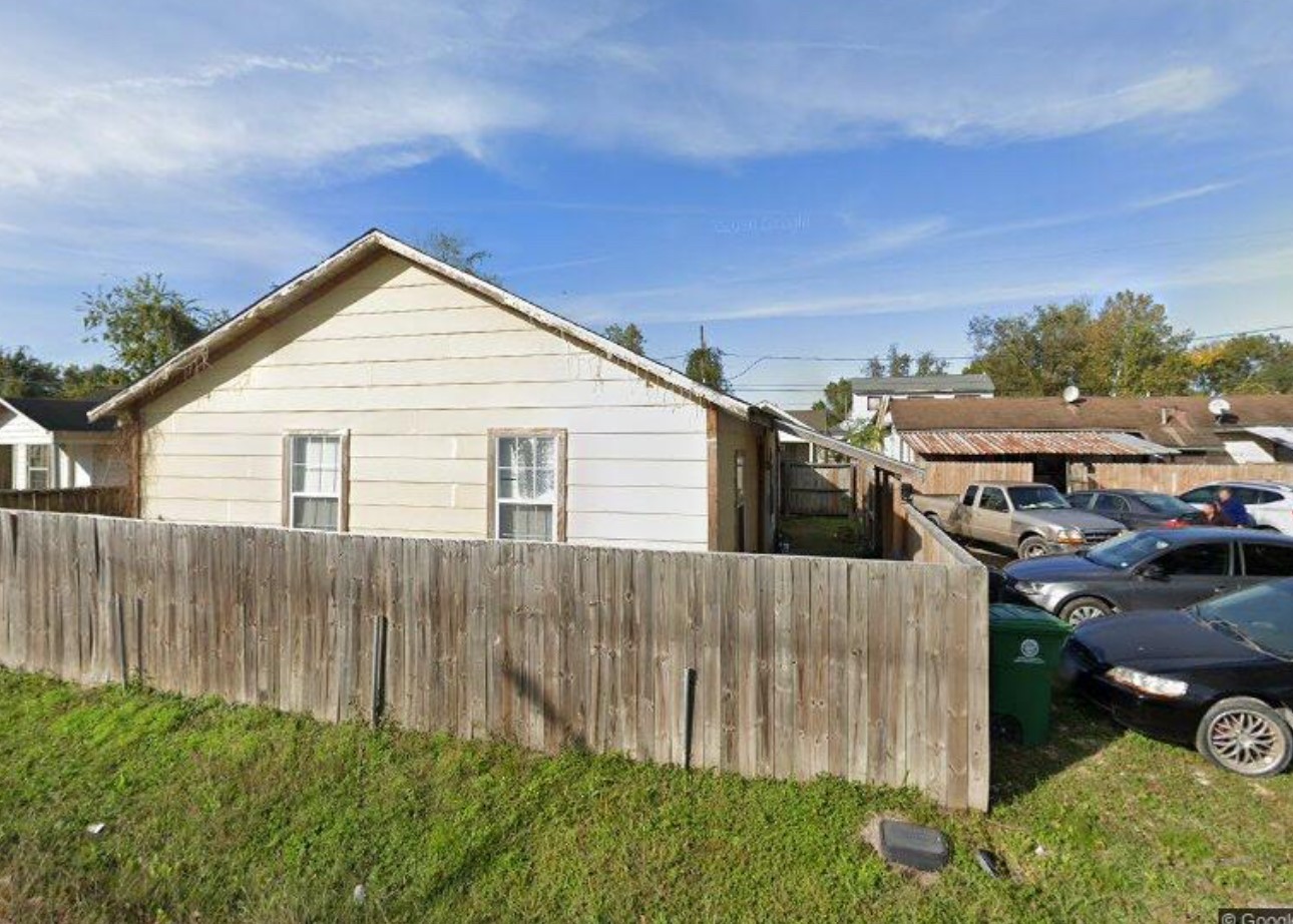 127 East 43rd Street Houston, TX 77018 - Photo 5 of 7 a view of a backyard