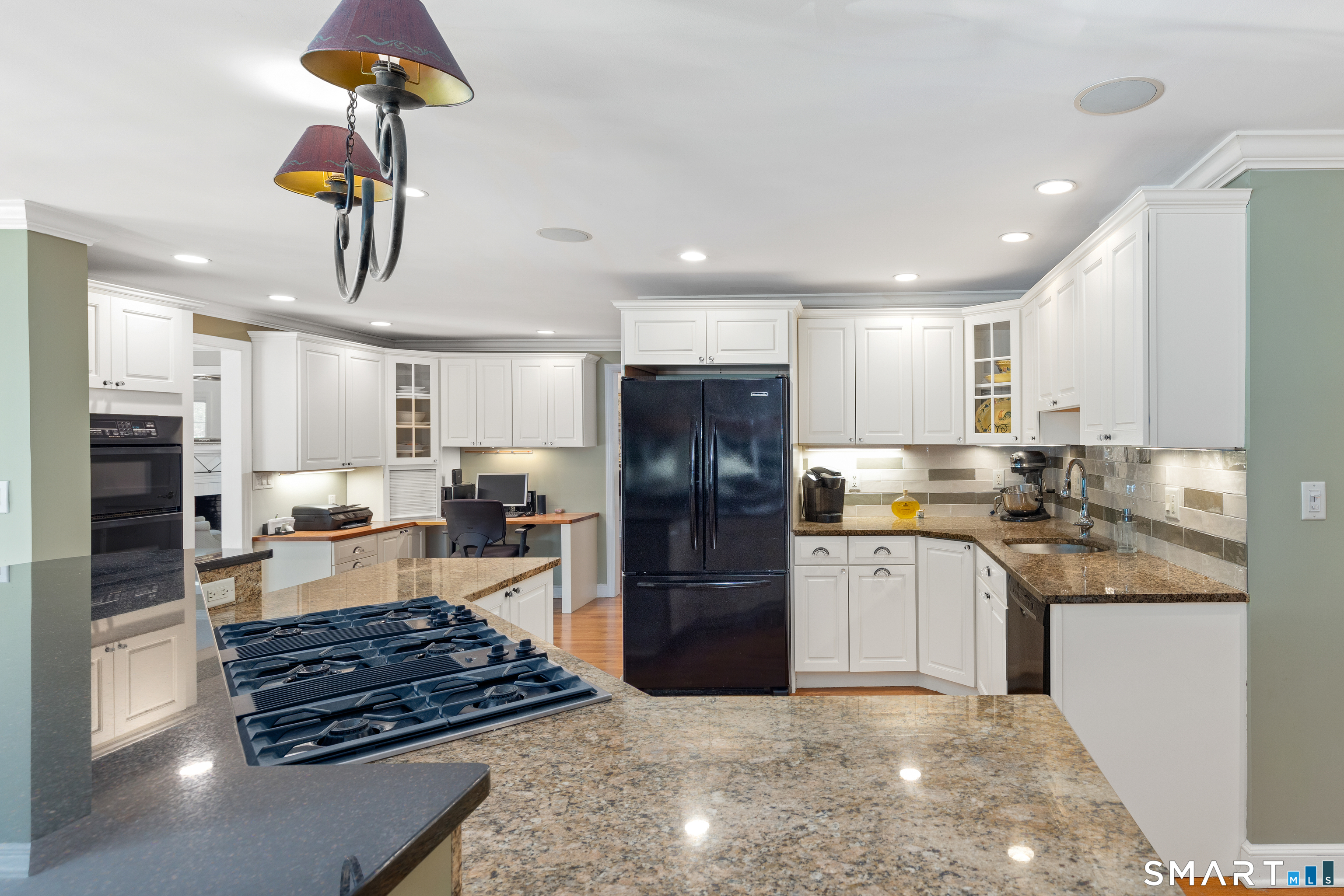 179 Lawrence Road Fairfield, CT 06824 - Photo 8 of 37