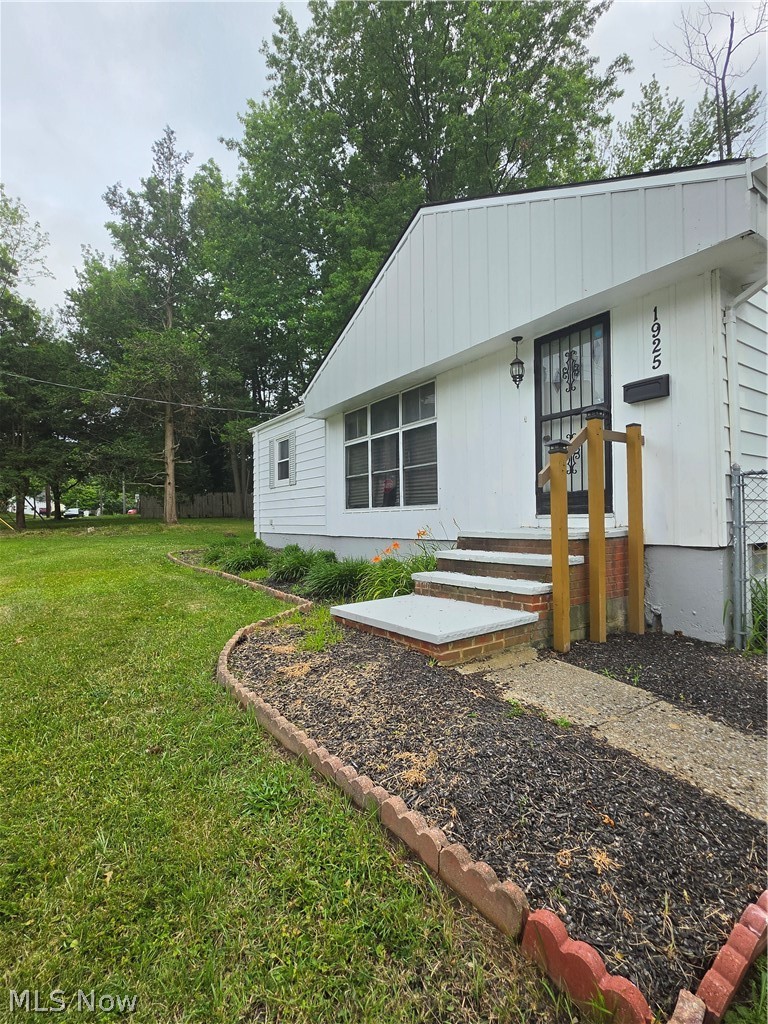 1925 Ridgehill Road Cleveland, OH 44121 - Photo 2 of 31