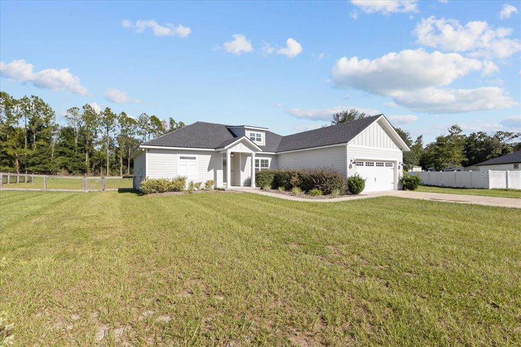 335 Southwest Arrowbend Drive Lake City, FL 32024 - Photo 5 of 50 a front view of a house with garden