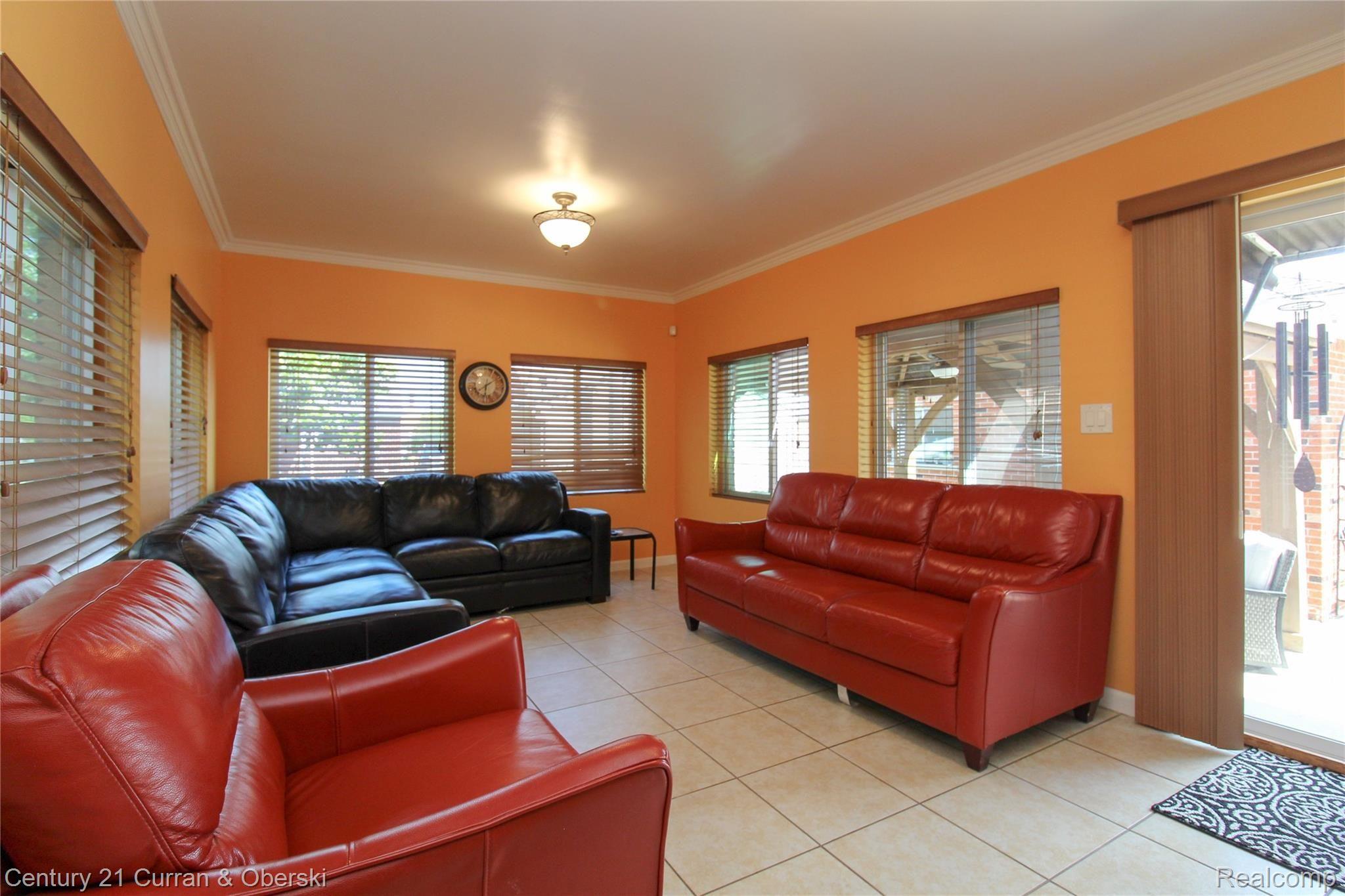 5272 Chase Road Dearborn, MI 48126 - Photo 15 of 47 Large Florida room