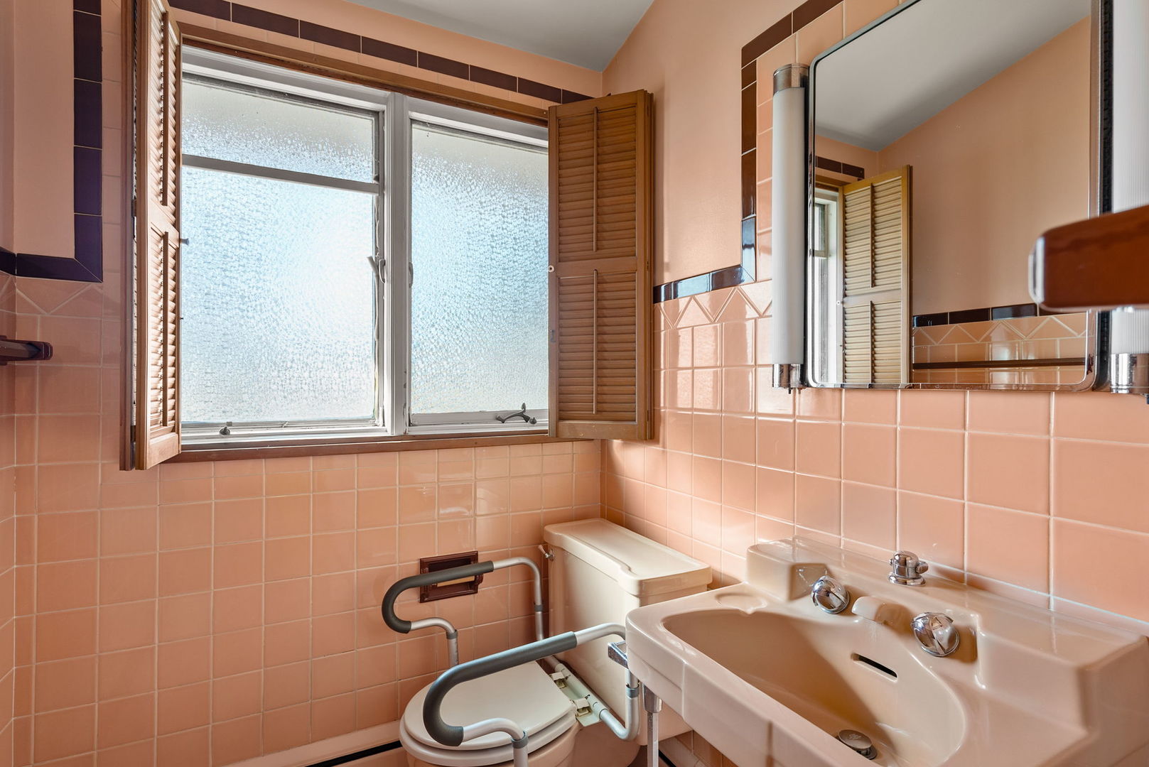 3108 26th Street Moline, IL 61265 - Photo 30 of 62 a bathroom with a sink and a mirror