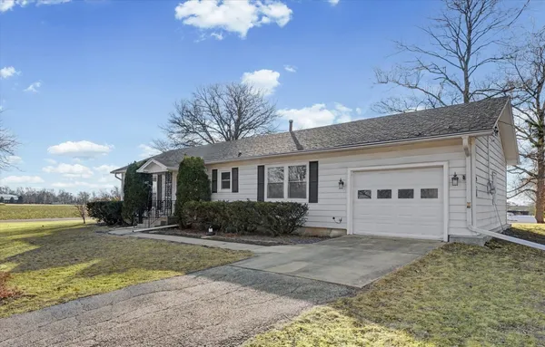 $99,000 | 401 Oak Drive, Roberts, IL 60962