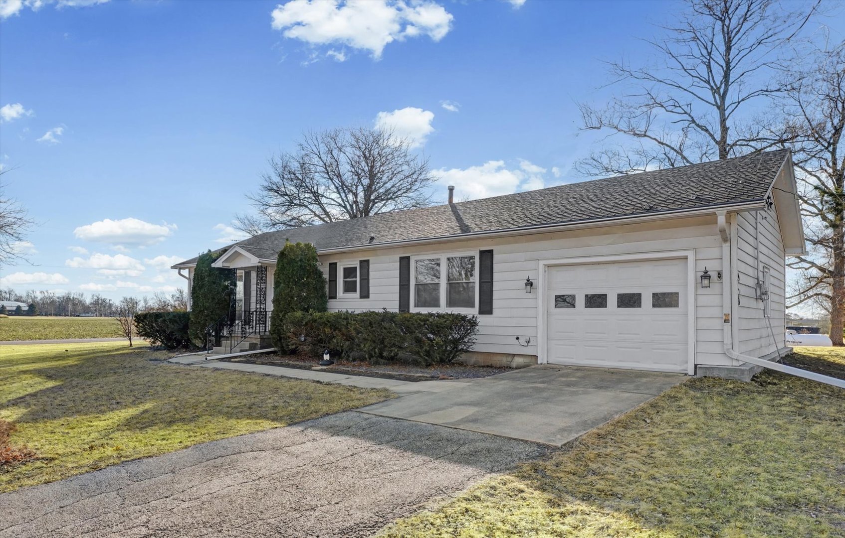 401 Oak Drive Roberts, IL 60962 - Photo 4 of 24