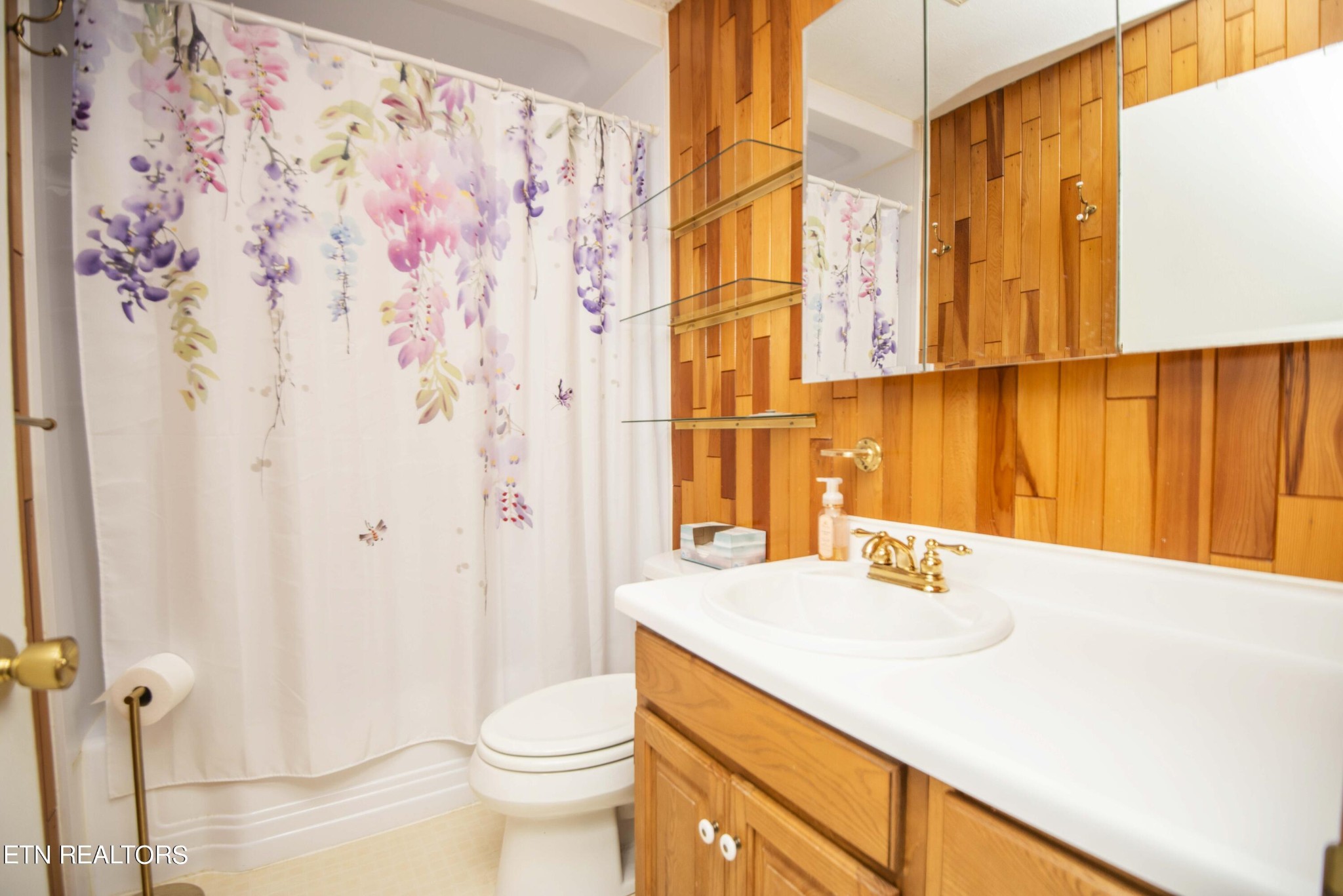 1280 Laurel Road Clinton, TN 37716 - Photo 20 of 36 a bathroom with a sink toilet and shower