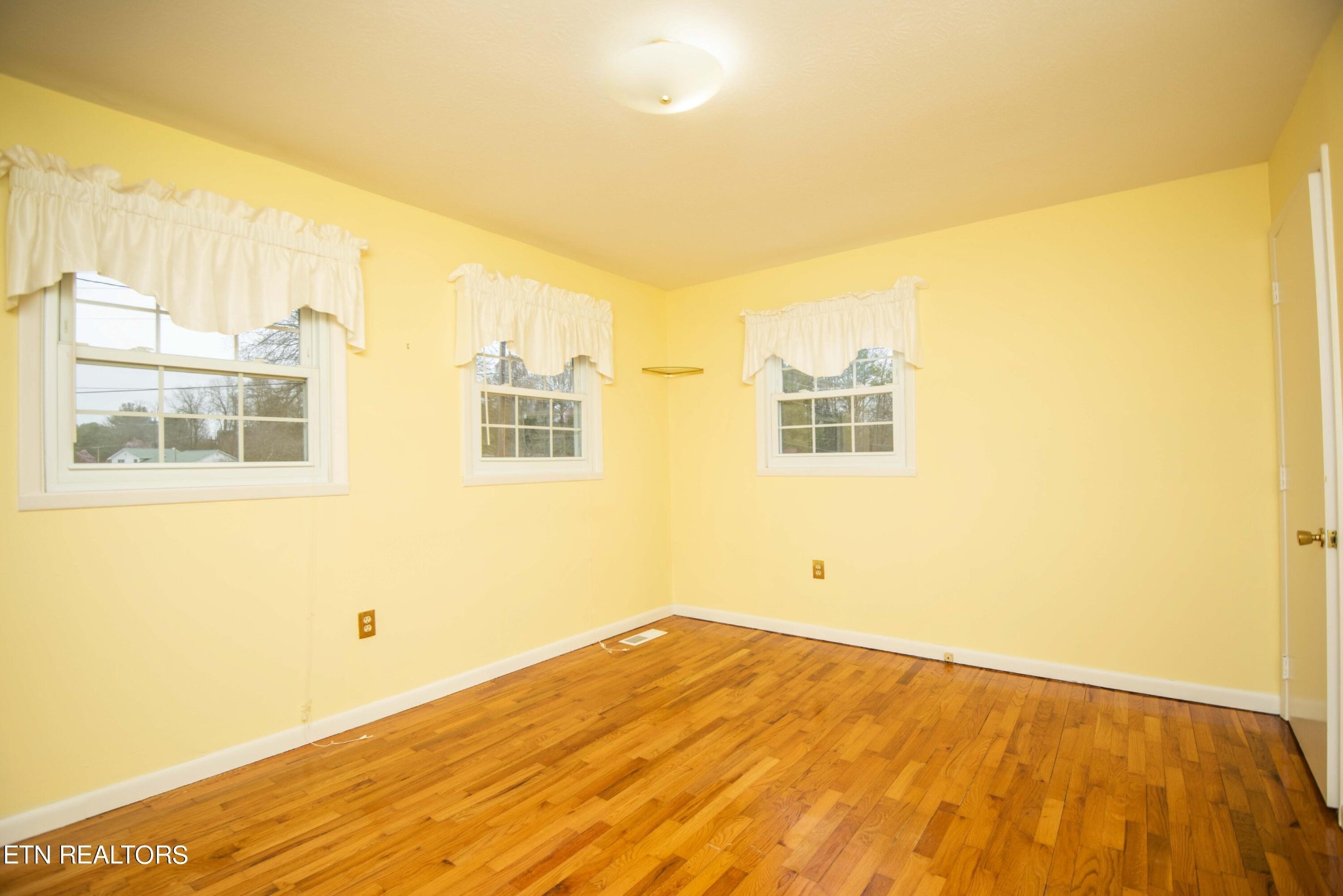 1280 Laurel Road Clinton, TN 37716 - Photo 23 of 36 a view of a big room with wooden floor and a window