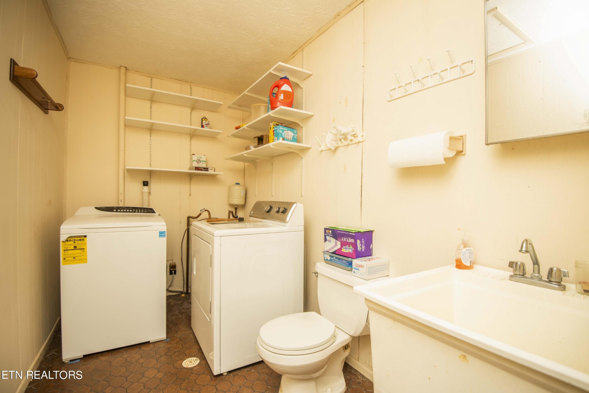 1280 Laurel Road Clinton, TN 37716 - Photo 26 of 36 a utility room with dryer and washer