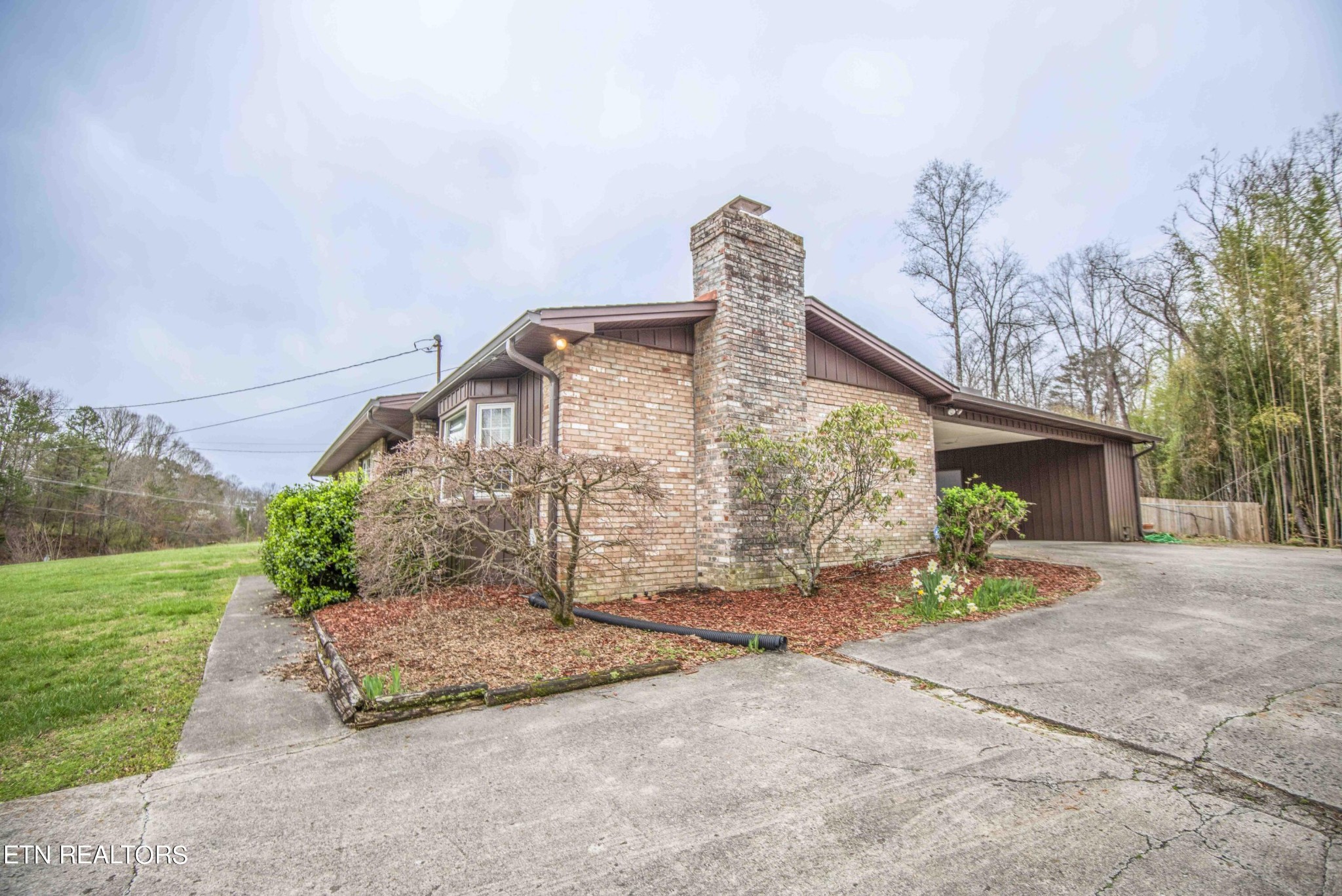1280 Laurel Road Clinton, TN 37716 - Photo 31 of 36 a front view of a house with garden