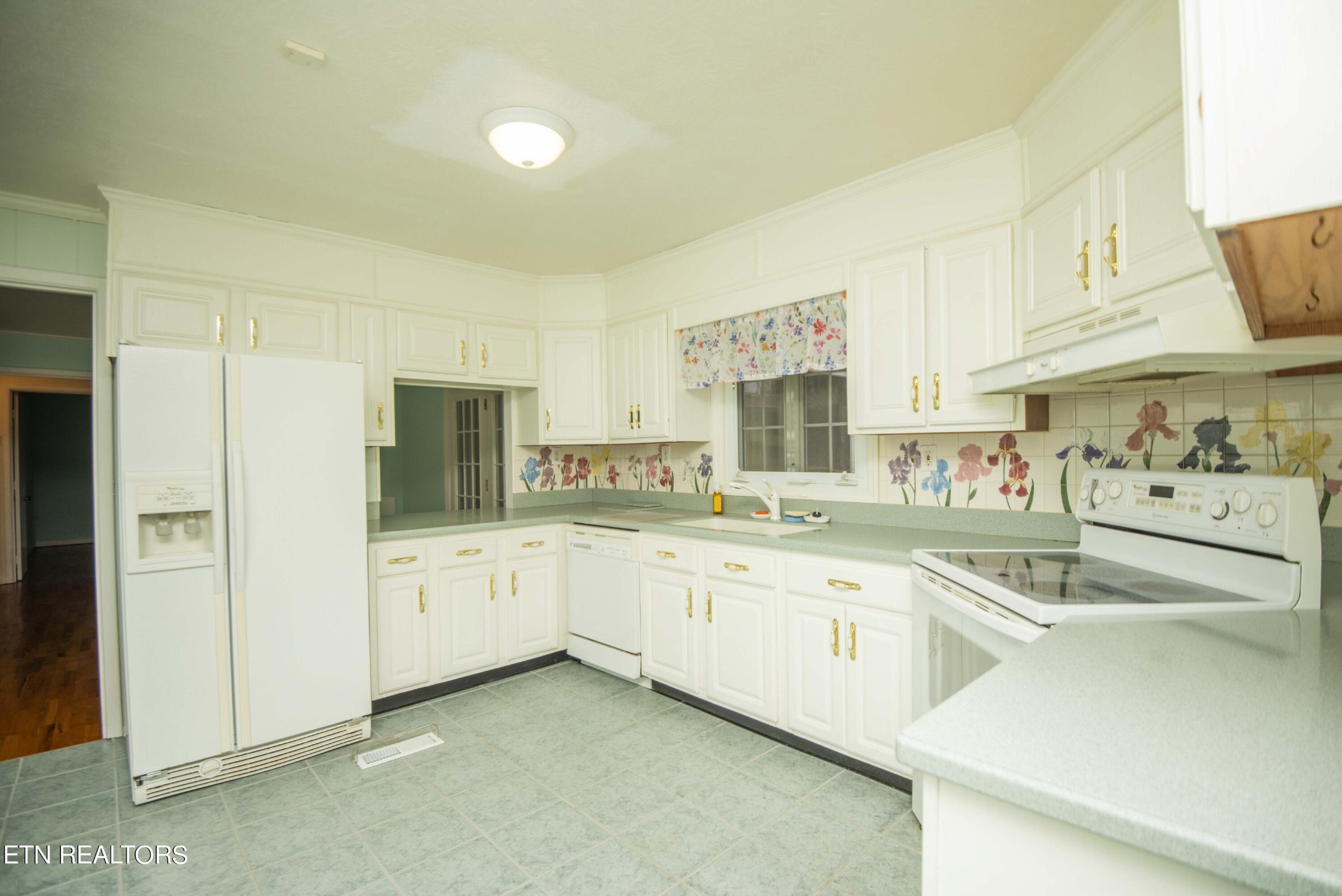 1280 Laurel Road Clinton, TN 37716 - Photo 4 of 36 a kitchen with granite countertop white cabinets and white appliances