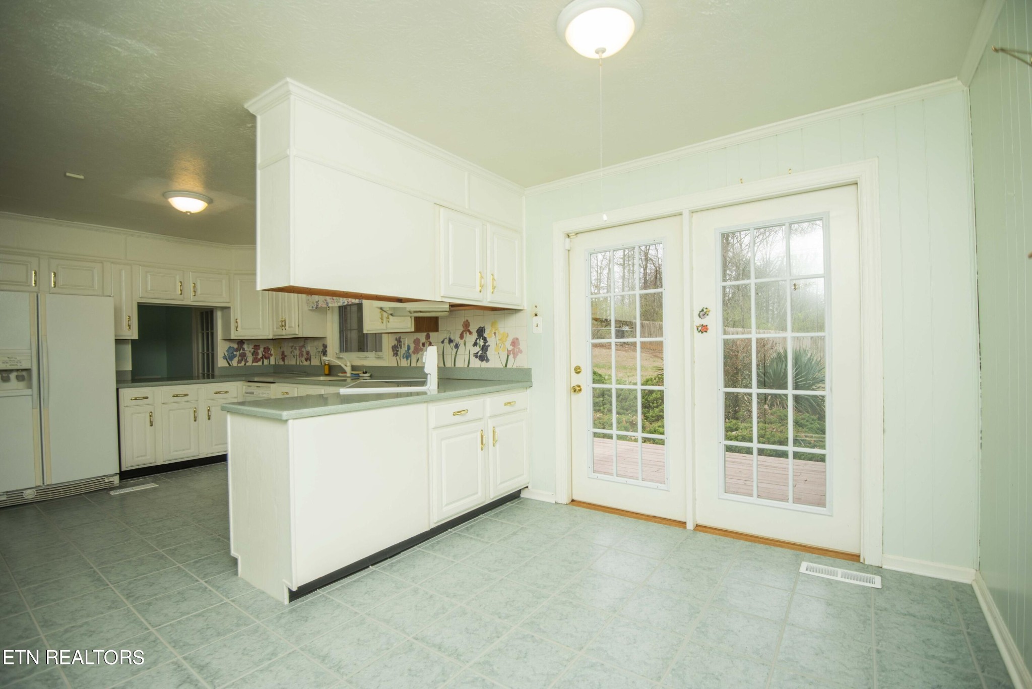 1280 Laurel Road Clinton, TN 37716 - Photo 5 of 36 a kitchen with appliances cabinets and a sink