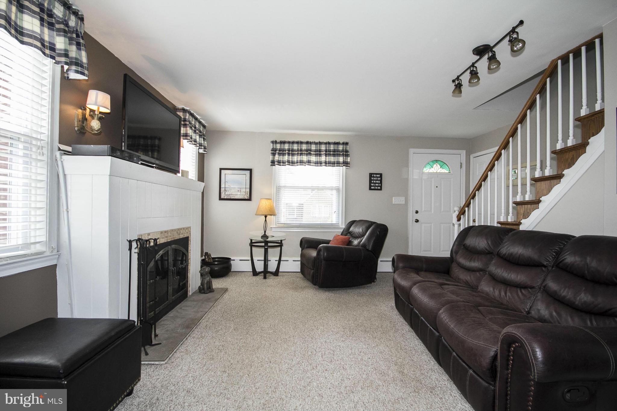 2906 Topaz Road Baltimore, MD 21234 - Photo 4 of 30 Living Room