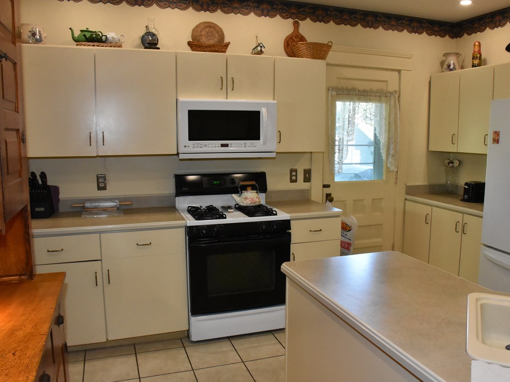 655 Chestnut Street Meadville, PA 16335 - Photo 15 of 43 a kitchen with a sink stove and microwave