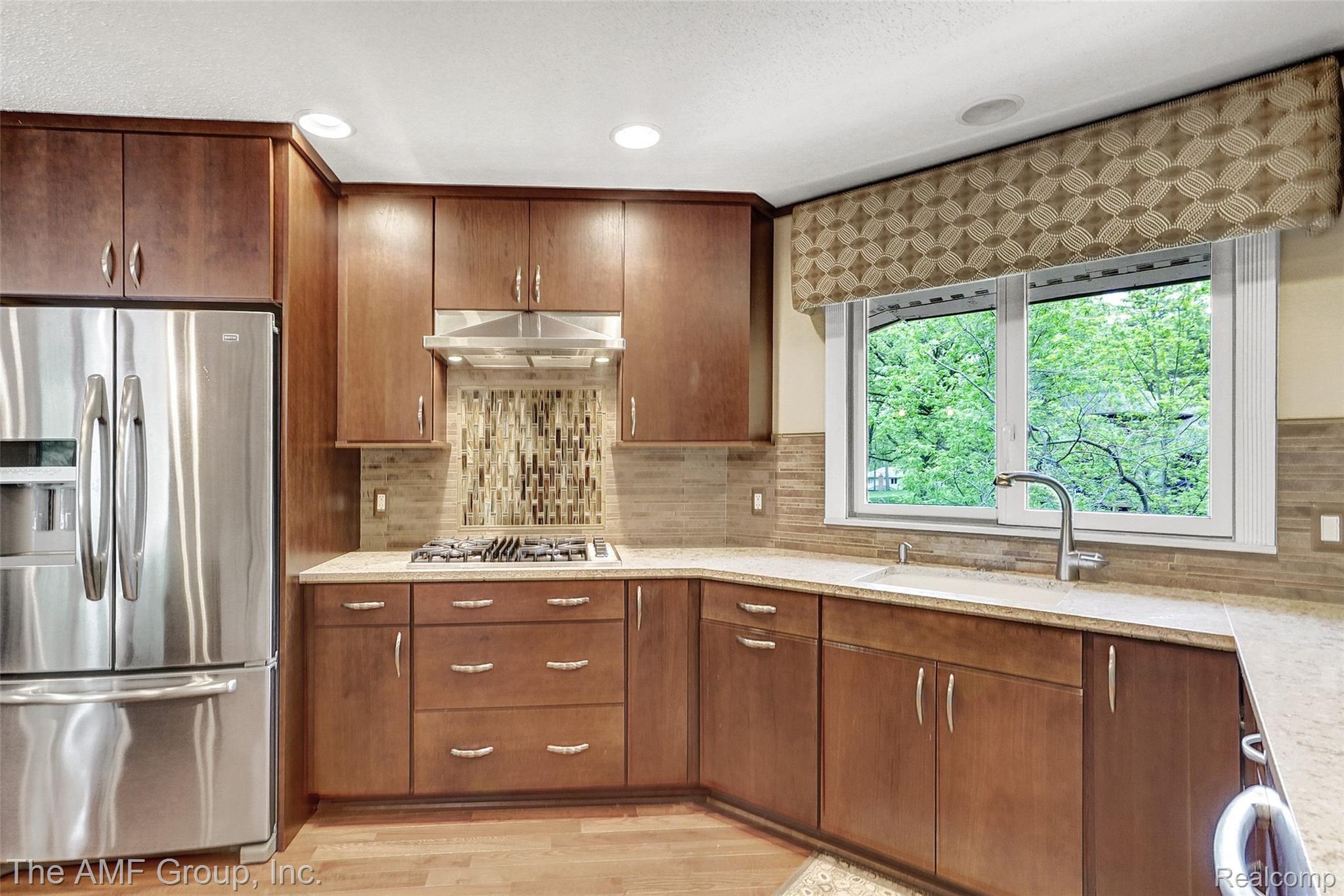 2695 Dutton Road Rochester, MI 48306 - Photo 5 of 41 Soft close cabinetry.