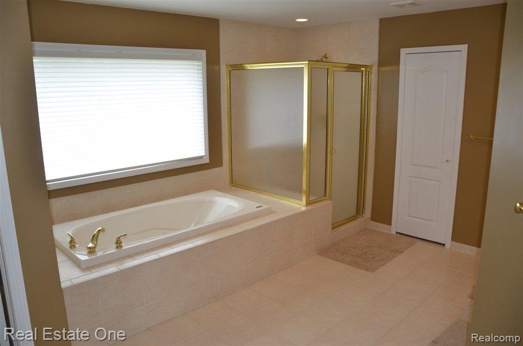 60630 Pennington Way Rochester, MI 48306 - Photo 13 of 29 Large Master Bath