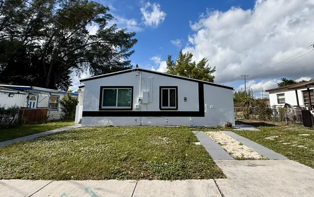 a view of a house with backyard