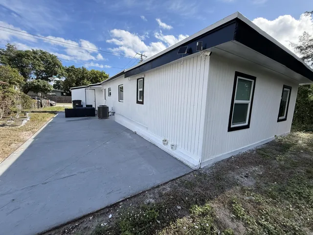 a view of a house with a backyard