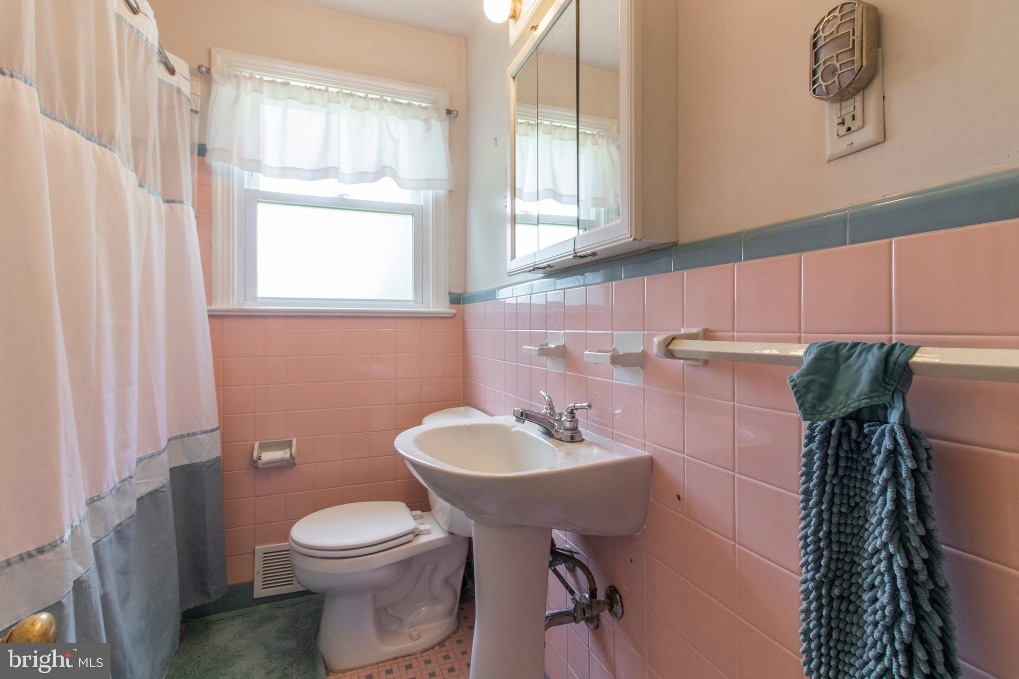 1235 Horsham Road Ambler, PA 19002 - Photo 23 of 41 Full Hall Bathroom