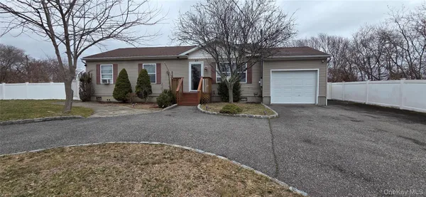 a view of a house with backyard