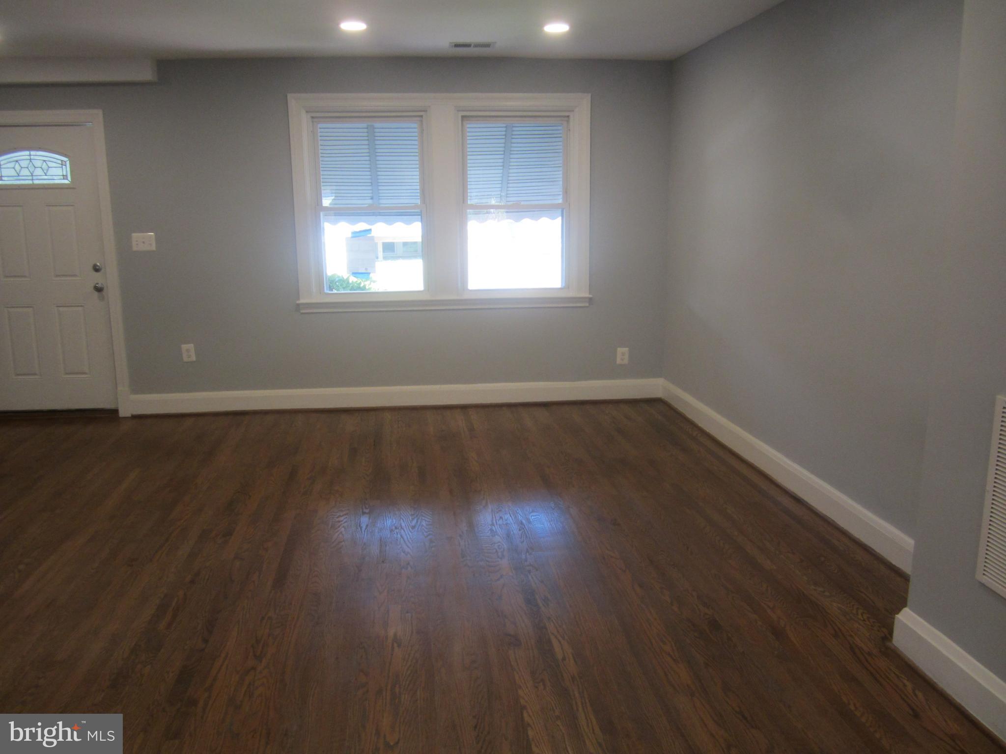3 South Rosedale Street Baltimore, MD 21229 - Photo 12 of 29 Living Room
