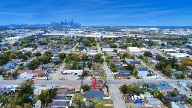 $380,000 | 6910 J W Peavy Drive, Houston, TX 77011