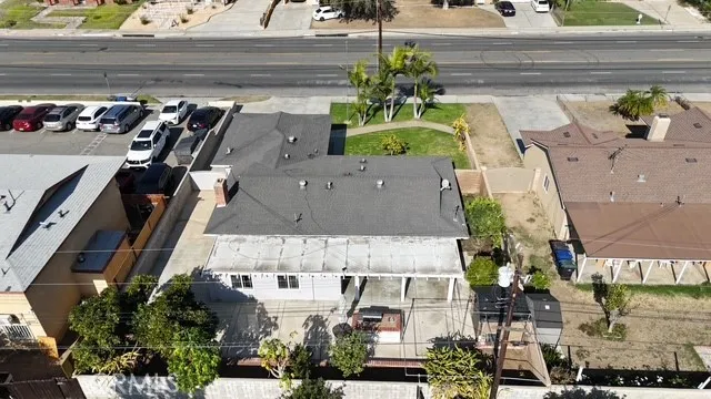 a view of entryway with a flower garden