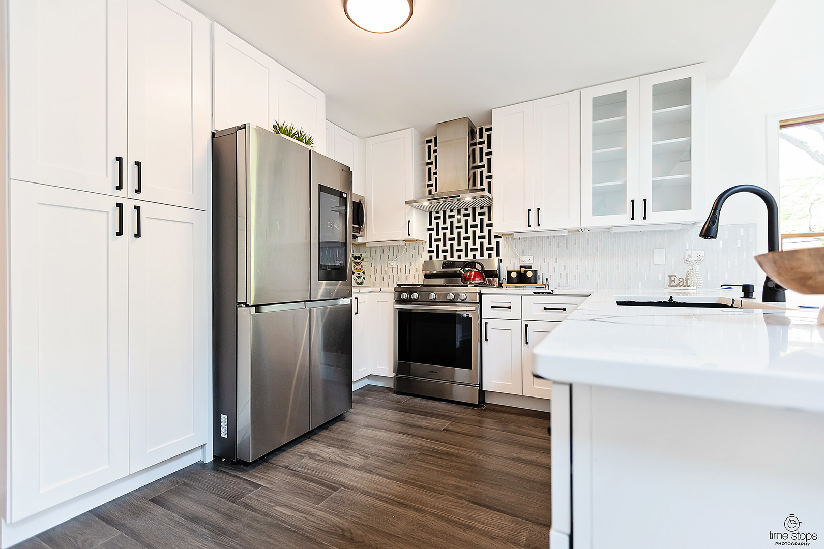 2054 Brookside Lane Aurora, IL 60502 - Photo 5 of 39 a kitchen with a refrigerator stove and a sink