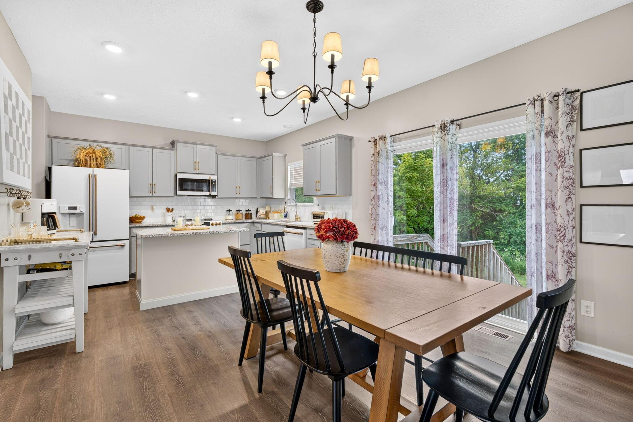 274 Riverside Drive Commercial Point, OH 43146 - Photo 12 of 43 Eat-in Kitchen