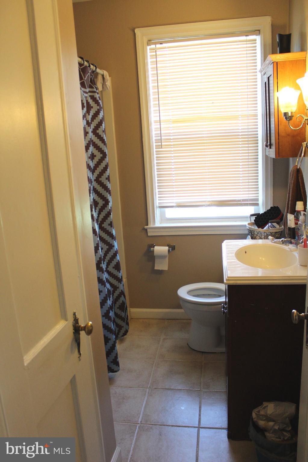 520 Charing Cross Road Baltimore, MD 21229 - Photo 14 of 17 Bath