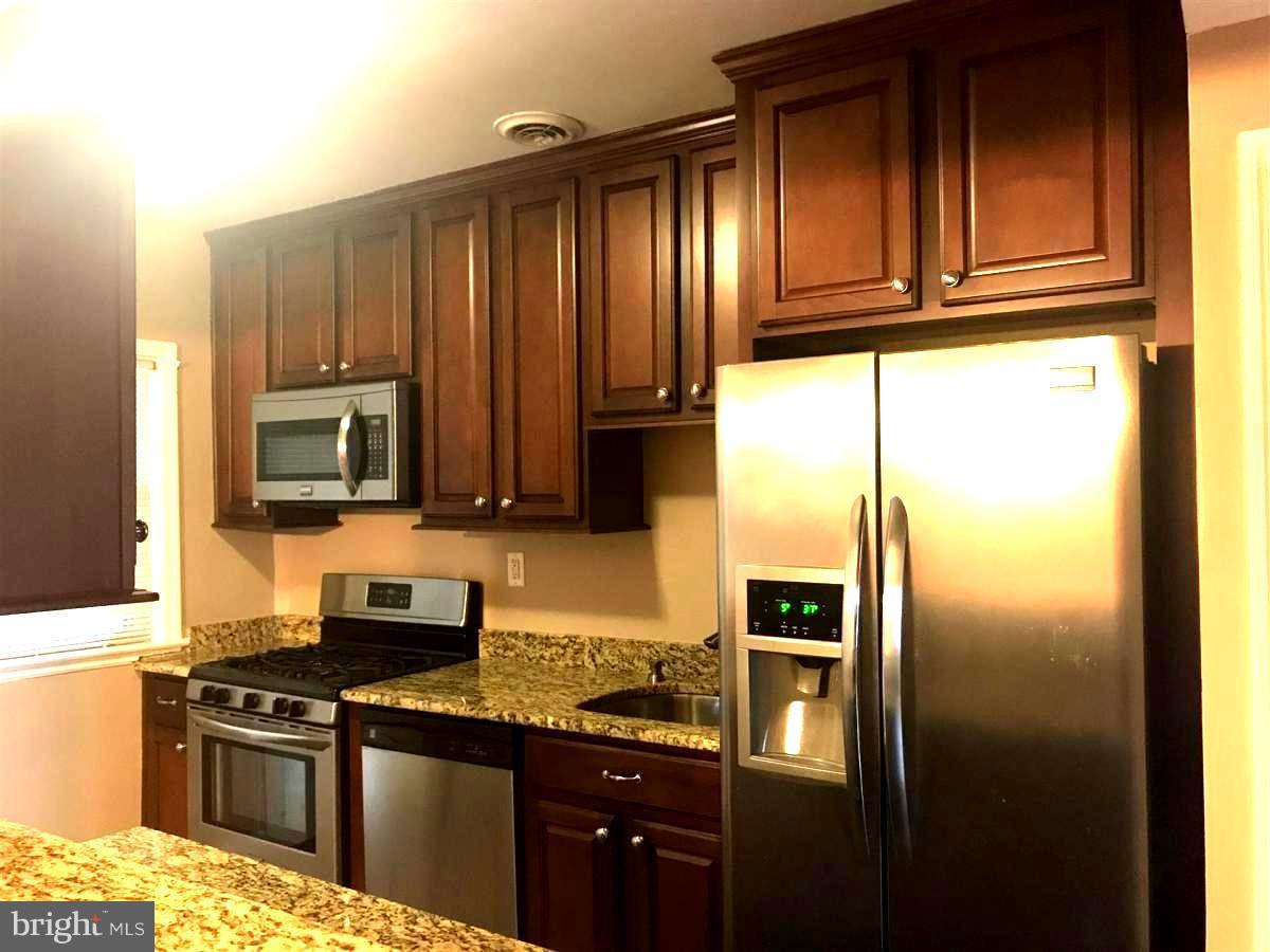 520 Charing Cross Road Baltimore, MD 21229 - Photo 5 of 17 Kitchen