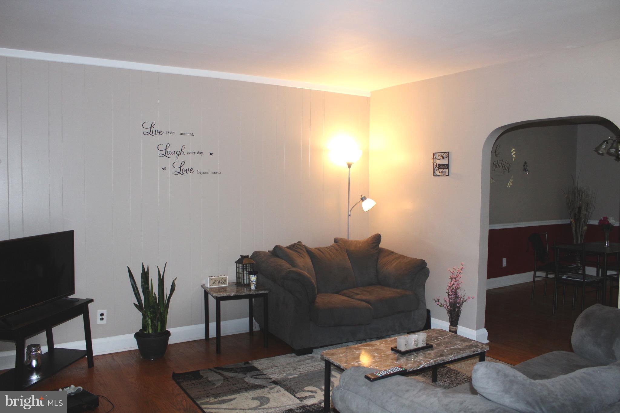 520 Charing Cross Road Baltimore, MD 21229 - Photo 7 of 17 Living Room