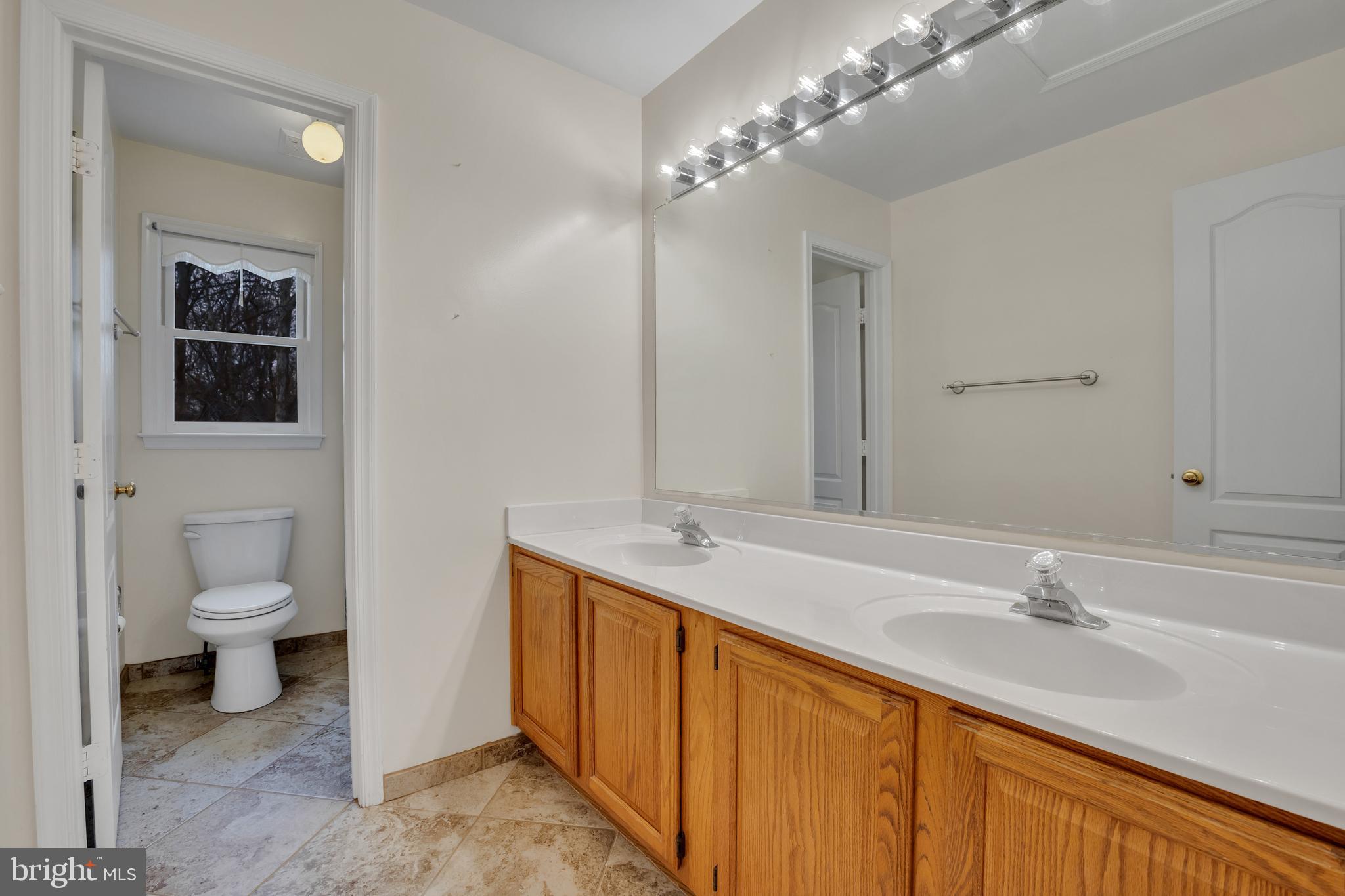 6 Riviera Court Silver Spring, MD 20904 - Photo 25 of 33 Second full bathroom in the upstairs hallway