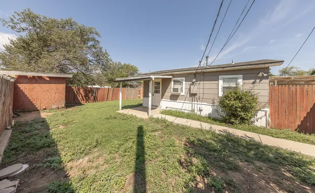 a view of a house with backyard and garden