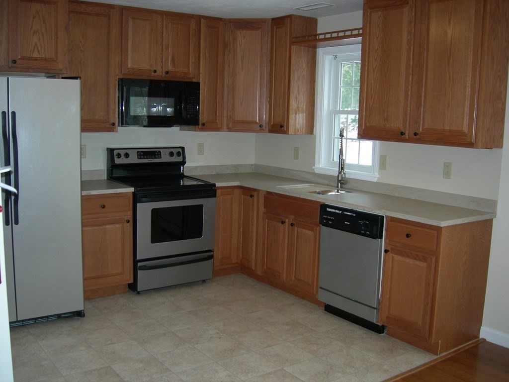 10 Beverly Cove Worcester, MA 01604 - Photo 2 of 20