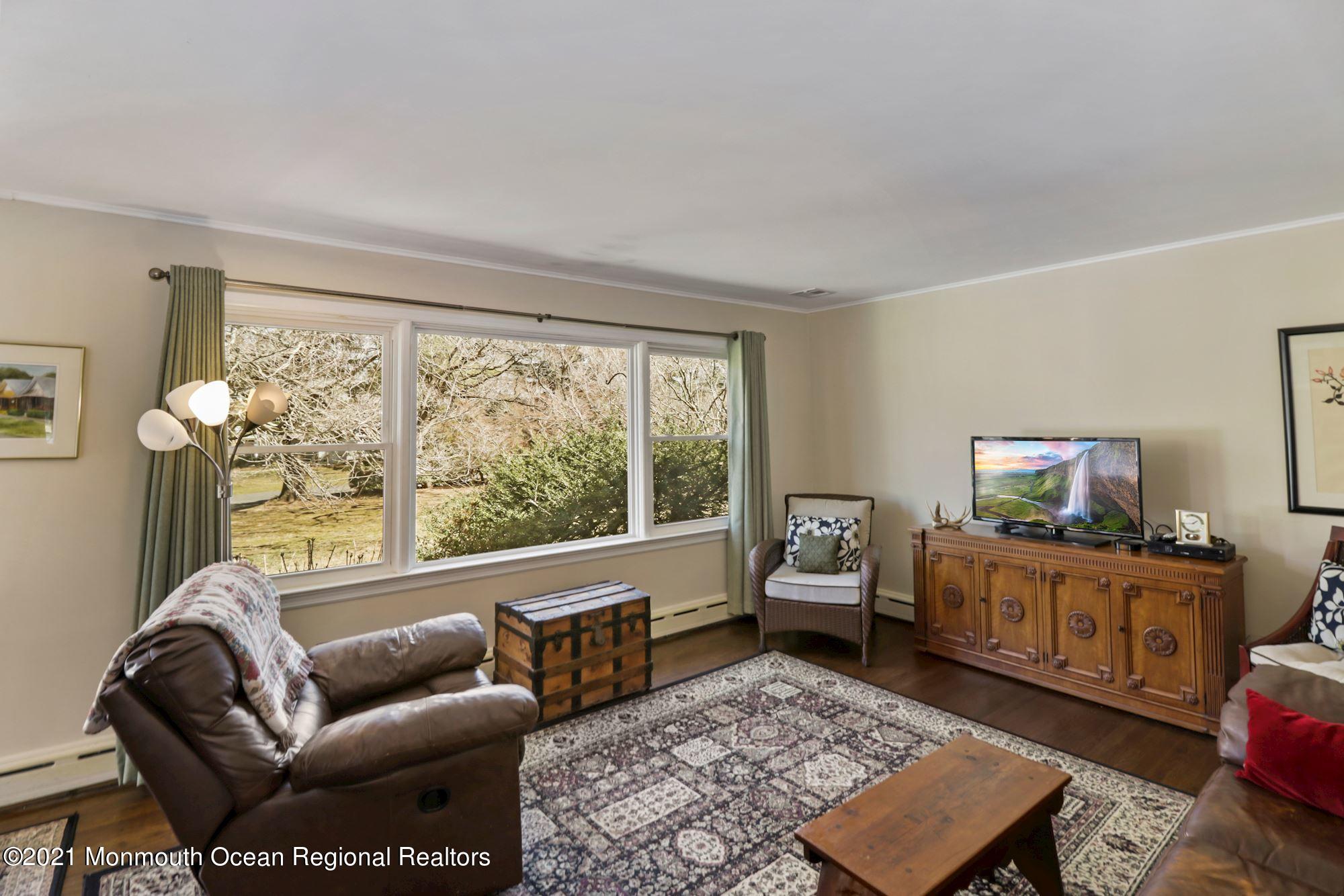 30 Bruce Road Red Bank, NJ 07701 - Photo 3 of 9 Light and Bright