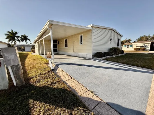 a view of a backyard