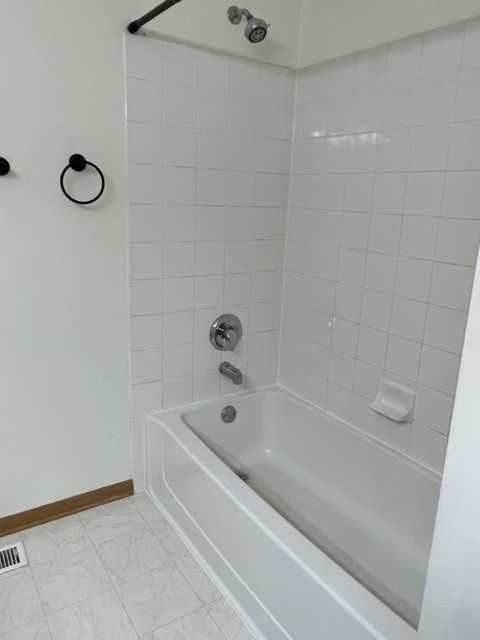 2332 Overlook Court, Unit 2332 Naperville, IL 60563 - Photo 19 of 26 a bathroom with a bathtub
