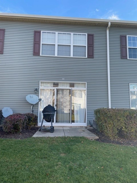2332 Overlook Court, Unit 2332 Naperville, IL 60563 - Photo 26 of 26 a view of a backyard with sitting area