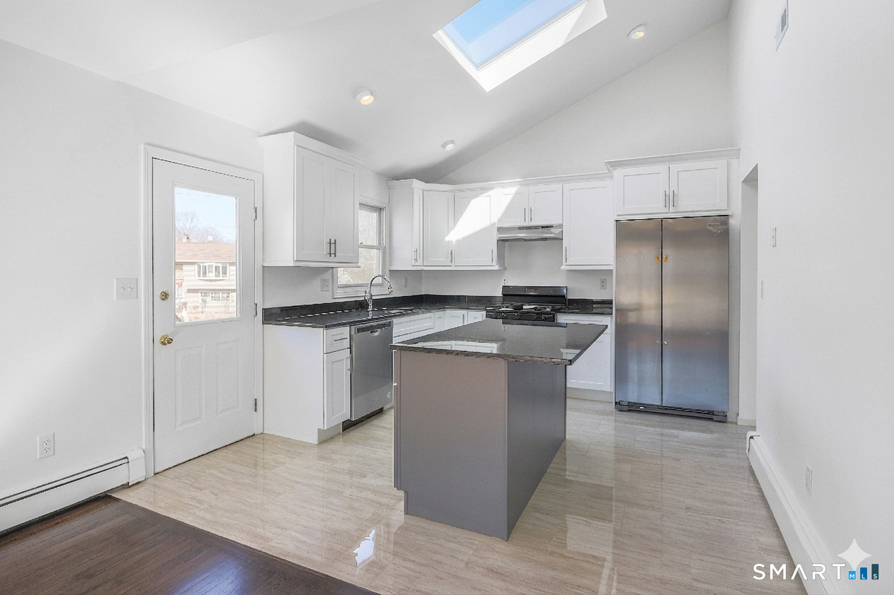 33 Trelane Drive Bridgeport, CT 06606 - Photo 3 of 23