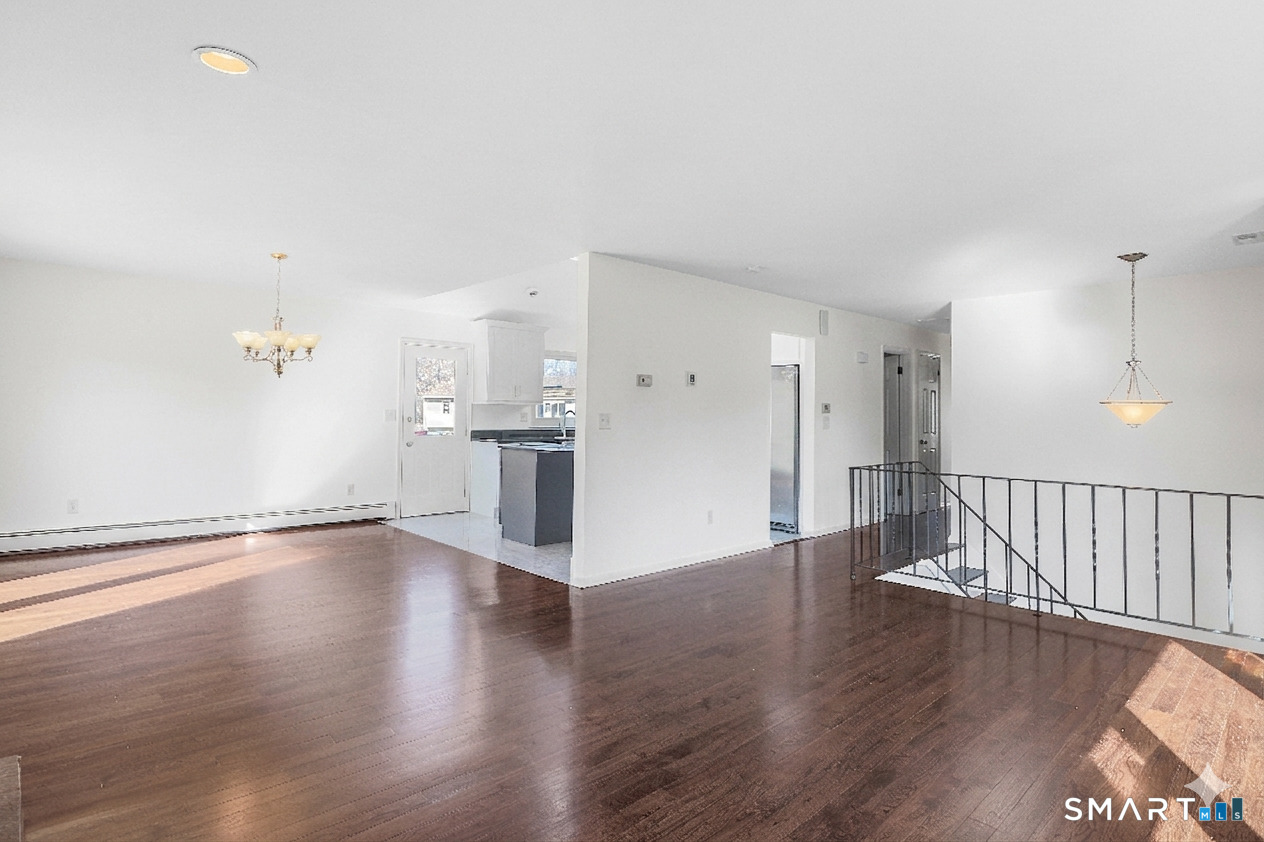 33 Trelane Drive Bridgeport, CT 06606 - Photo 4 of 23