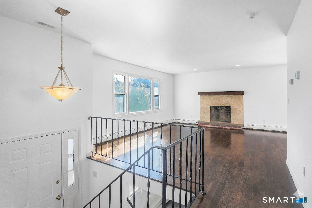 33 Trelane Drive Bridgeport, CT 06606 - Photo 6 of 23