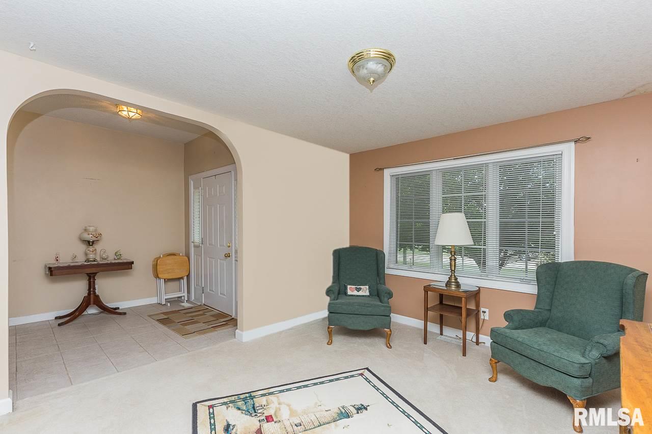 4812 White Post Road Bettendorf, IA 52722 - Photo 4 of 17