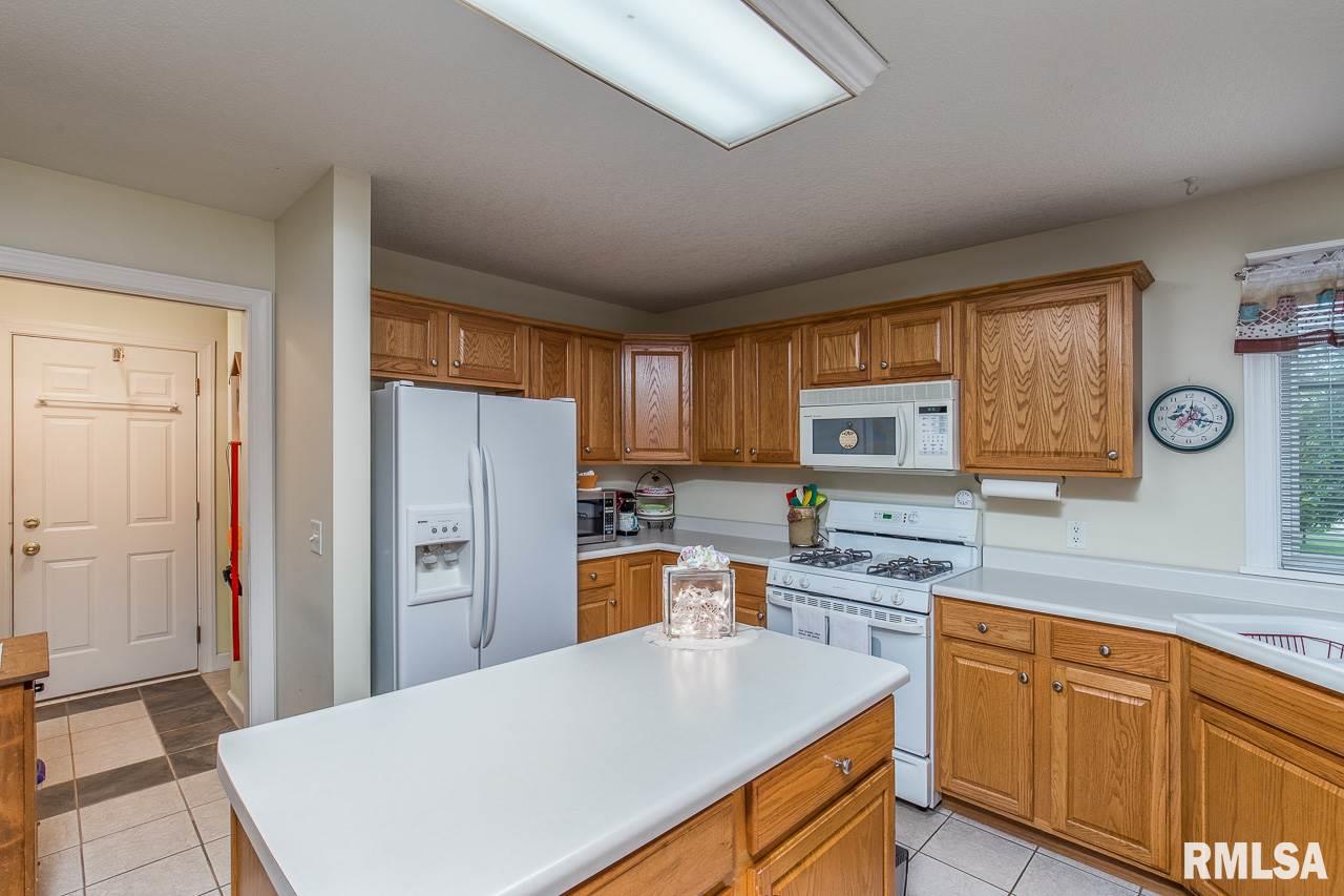 4812 White Post Road Bettendorf, IA 52722 - Photo 8 of 17