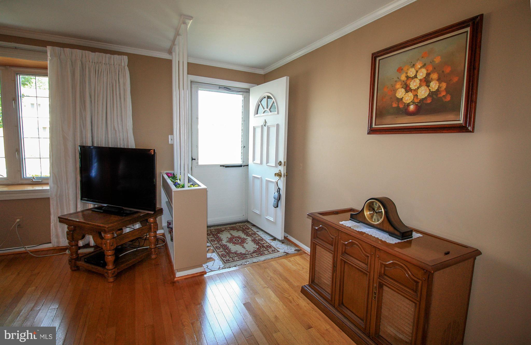 5659 Braxfield Road Baltimore, MD 21227 - Photo 13 of 30 Living Room