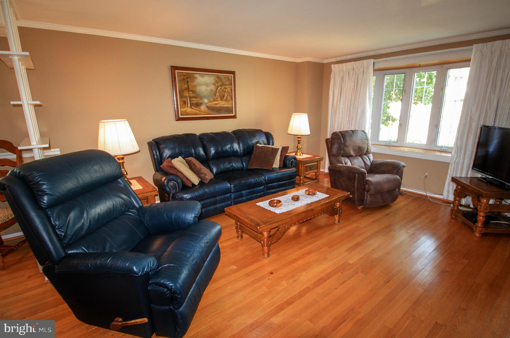 5659 Braxfield Road Baltimore, MD 21227 - Photo 15 of 30 Living Room