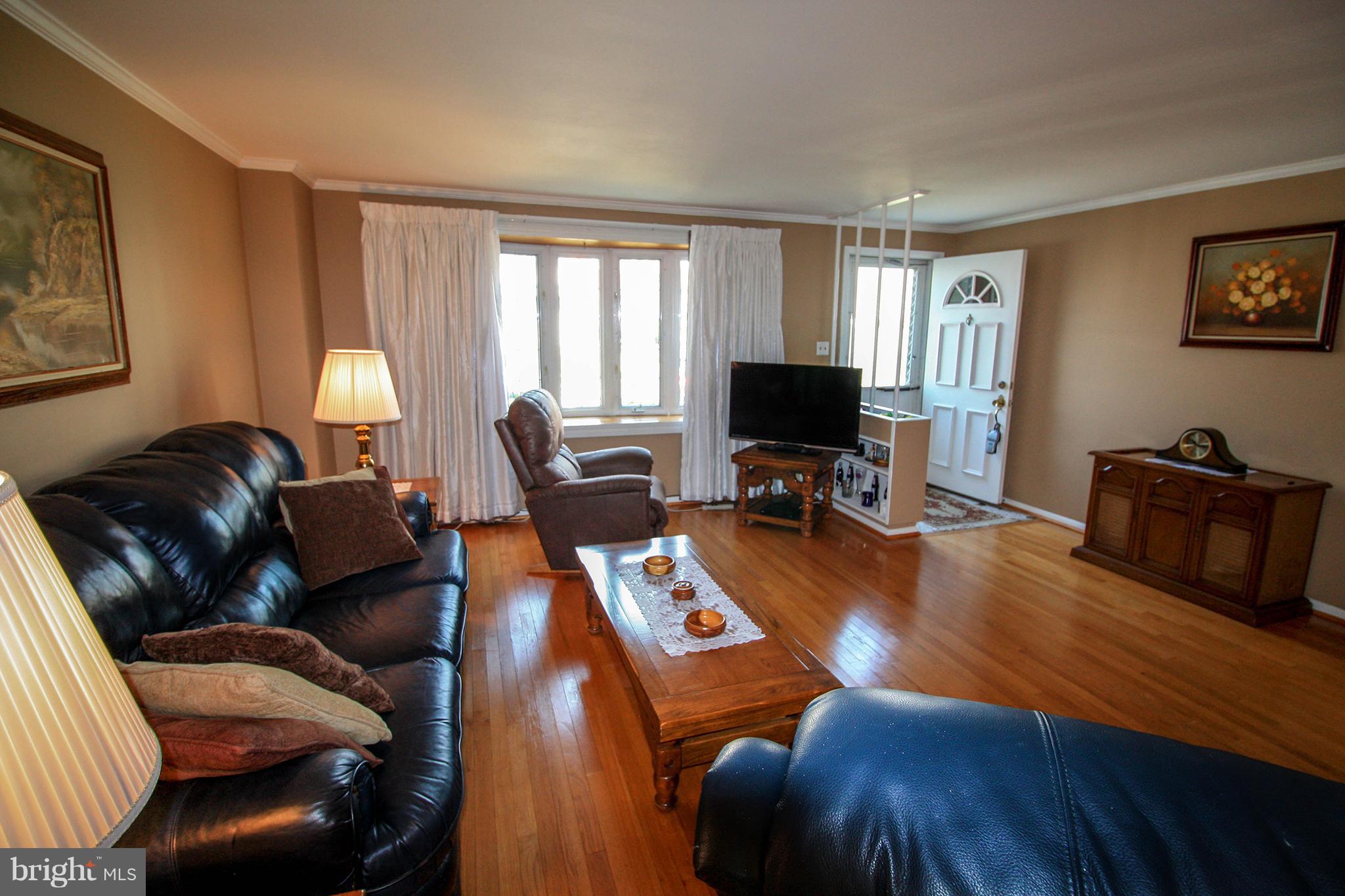 5659 Braxfield Road Baltimore, MD 21227 - Photo 10 of 30 Living Room