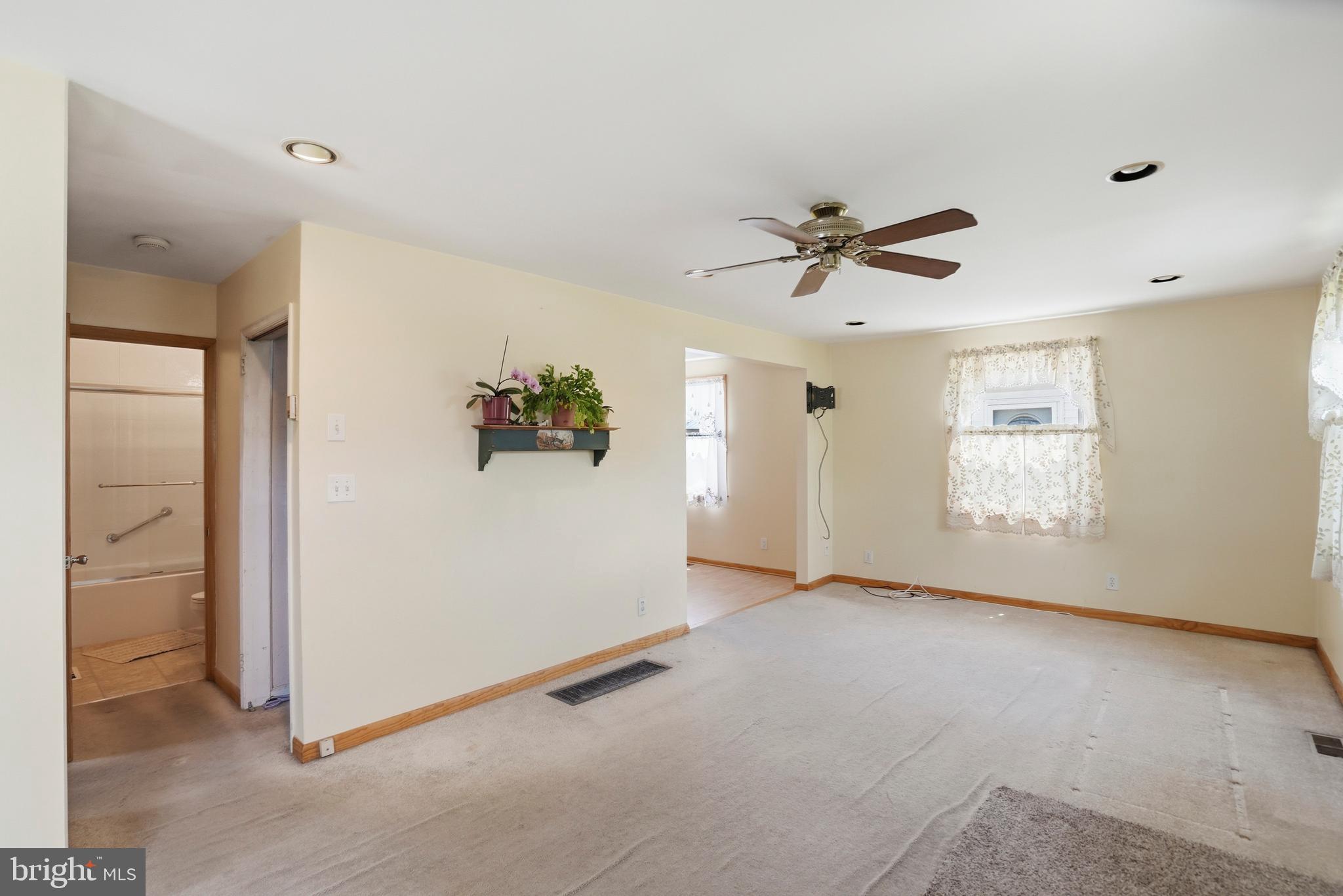 8240 Longpoint Road Baltimore, MD 21222 - Photo 3 of 25 Sunny and Warm Living Room