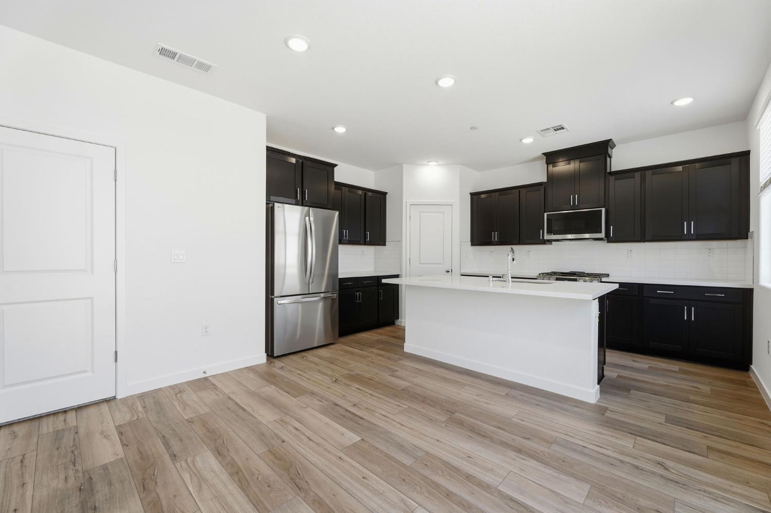 1264 Leonhardt Loop Lincoln, CA 95648 - Photo 2 of 11