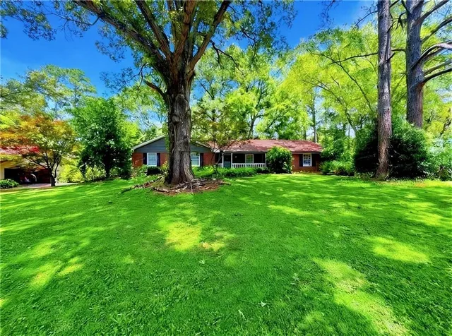 a view of a house with a yard