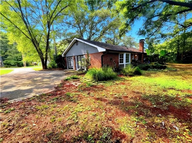 a view of a house with a yard