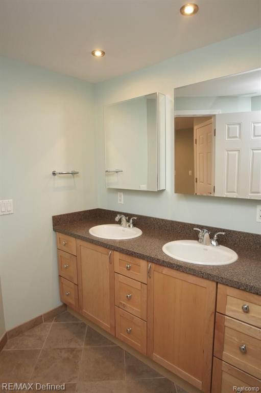 943 Downhill Lane Rochester Hills, MI 48307 - Photo 27 of 43